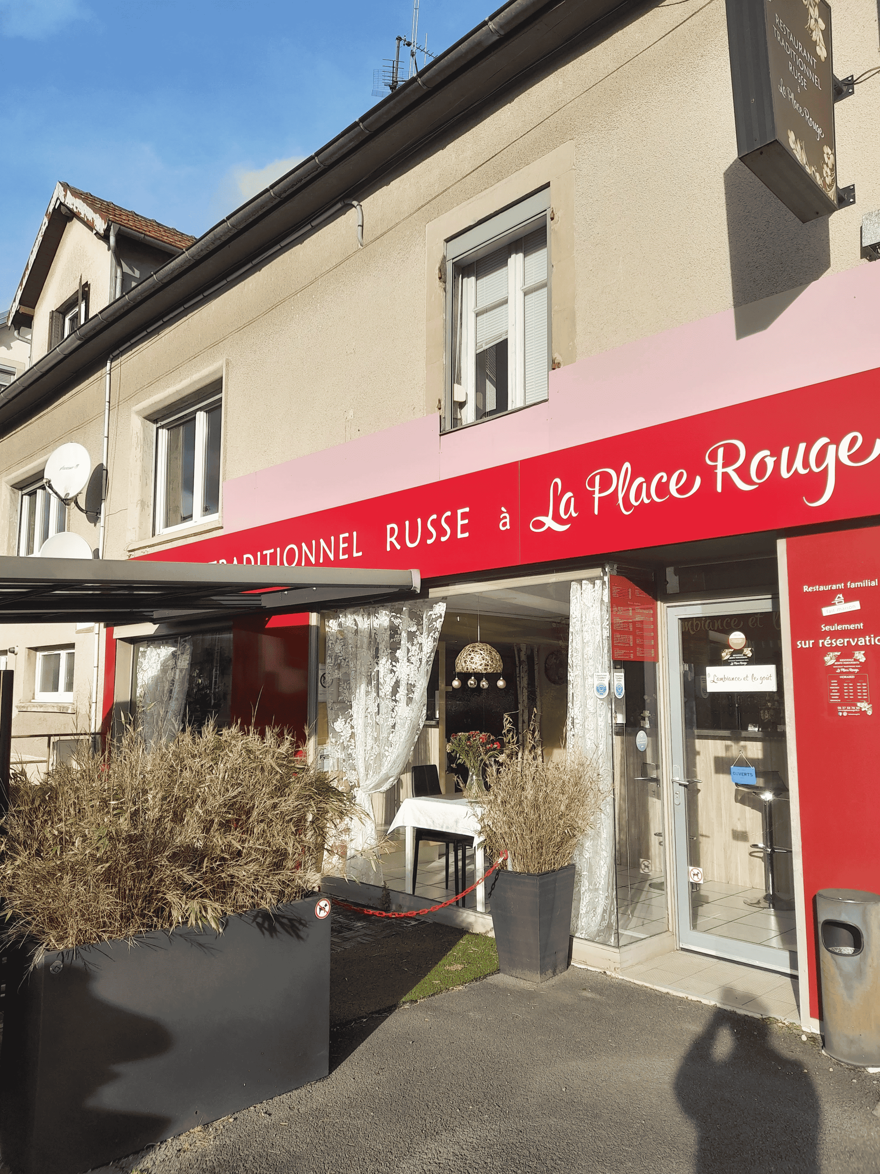 Фасад ресторана La Place Rouge